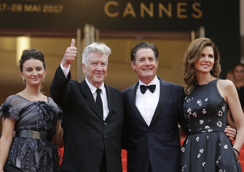 ARCHIVO - Emily Stofle, de izquierda a derecha, el director David Lynch, el actor Kyle MacLachlan, y Desiree Gruber aparecen en la proyección de la serie de televisión Twin Peaks en el 70º festival internacional de cine, Cannes, sur de Francia, el 25 de mayo de 2017. (Foto AP/Alastair Grant, archivo)