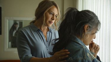 Imagen difundida por Netflix de Karla Sofía Gascón y Adriana Paz en una escena de Emilia Pérez. (Foto, Shanna Besson/Netflix vía AP)