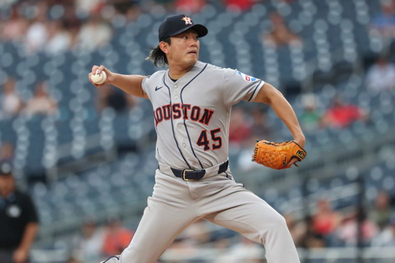 El lanzador de los Astros de Houston, Tatsuya Imai, lanza durante la tercera entrada de un partido de béisbol contra los Nacionales de Washington, el martes 7 de julio de 2026, en Washington. (Foto AP/Terrance Williams)