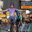 El suizo Mauro Schmid celebra al cruzar la meta en la 13ra etapa del Tour de Francia que recorrió de Dole a Belfort, el viernes 17 de julio de 2026, en Francia. (AP Foto/Mosaab Elshamy)