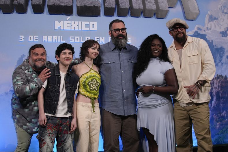 De izquierda a derecha los actores Jack Black, Sebastian Eugene Hansen y Emma Myers, el director Jared Hess, y los actores Danielle Brooks y Jason Momoa posan durante una sesión para promover la película A Minecraft Movie, en la Ciudad de México el 21 de marzo de 2025. (Foto AP/Marco Ugarte)