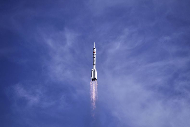 El cohete chino Long March 2F, que lleva tres astronautas para la misión tripulada Shenzhou 20, despega del Centro de Lanzamiento de Satélites Jiuquan en Jiuquan, en el noroeste de China, el jueves 24 de abril de 2025. (AP Foto/Andy Wong)