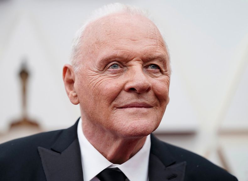 ARCHIVO - Anthony Hopkins llega a los Óscar en Los Ángeles el 27 de marzo de 2022. (Foto AP/Jae C. Hong, archivo)