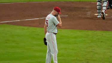 Zack Wheeler, de los Filis de Filadelfia, espera al siguiente bateador de los Bravos de Atlanta durante el tercer juego de la serie de comodín de la Liga Nacional, el jueves 1 de octubre de 2026 (AP Foto/Mike Stewart)