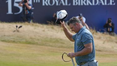 Ryan Fox, de Nueva Zelanda, agaradece el reconocimiento del público en el green del hoyo 18 después de completar la tercera ronda del Abierto Británico de Golf en el campo del club de golf Royal Birkdale, el sábado 18 de julio de 2026, en Southport, Inglaterra. (AP Foto/Jon Super)