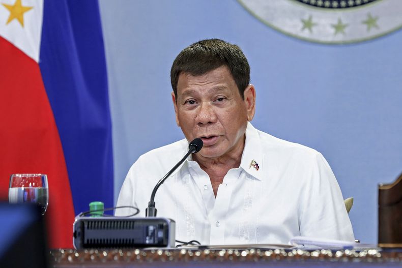 ARCHIVO - En esta imagen de archivo publicada por la División de Fotógrafos de Malacanang, el presidente de Filipinas, Rodrigo Duterte, habla con miembros de un equipo de lucha contra enfermedades infecciosas en el palacio presidencial de Malacanang, en Manila, Filipinas, el 31 de mayo de 2021. La pesquisa en la Corte Penal Internacional sobre la llamada “guerra contra la droga” en Filipinas puede comenzar, según decidieron el martes 18 de julio de 2023 jueces de apelación al rechazar las objeciones de Manila. (Richard Madelo/ División de Fotógrafos de Malacanangvia AP, Archivo)