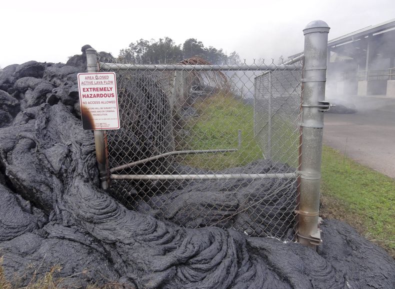 En esta imagen tomada el 13 de noviembre de 2014 y proporcionada por el centro geol&oacute;gico de Estados Unidos, la lava del volc&aacute;n Kilauea rodea una valla de la estaci&oacute;n de tratamiento de basuras de Pahoa, en Hawai. (Foto AP/U.S. Geologic