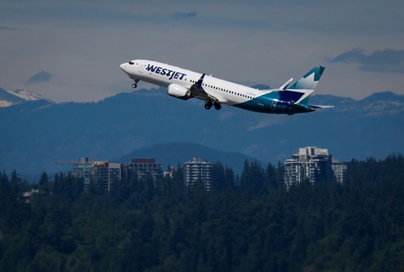 Un avión Boeing 737 Max de Westjet despega del aeropuerto internacional de Vancouver en Richmond, Columbia Británica, Canadá, el viernes 31 de julio de 2026. (Darryl Dyck/The Canadian Press via AP)