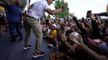 Josh Harris, el líder del grupo que adquirió a los Commanders de Washington, saluda y estrecha la mano de los fanáticos durante un evento de presentación de los nuevos propietarios del equipo en FedEx Field, en Landover, Maryland, el viernes 21 de julio de 2023. (AP Foto/Alex Brandon)