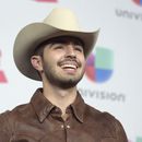 ARCHIVO - Joss Favela posa en la sala de prensa de la 17a entrega anual de los Latin Grammy en la Arena T-Mobile Arena el 17 de noviembre de 2016, en Las Vegas. Favela está nominado al Latin Grammy en la categoría de mejor álbum de música norteña y mejor canción regional mexicana. Los Latin Grammy se entregarán el 16 de noviembre de 2023 en Sevilla, España. (Foto Richard Shotwell/Invision/AP, archivo)