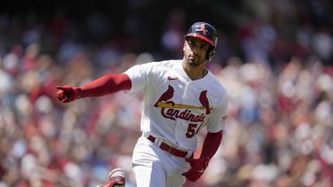 El colombiano Óscar Mercado de los Cardenales de San Luis celebra tras su sencillo remolcador en la cuarta entrada del juego ante los Dodgers de Los Ángeles el domingo 21 de mayo del 2023. (AP Foto/Jeff Roberson)