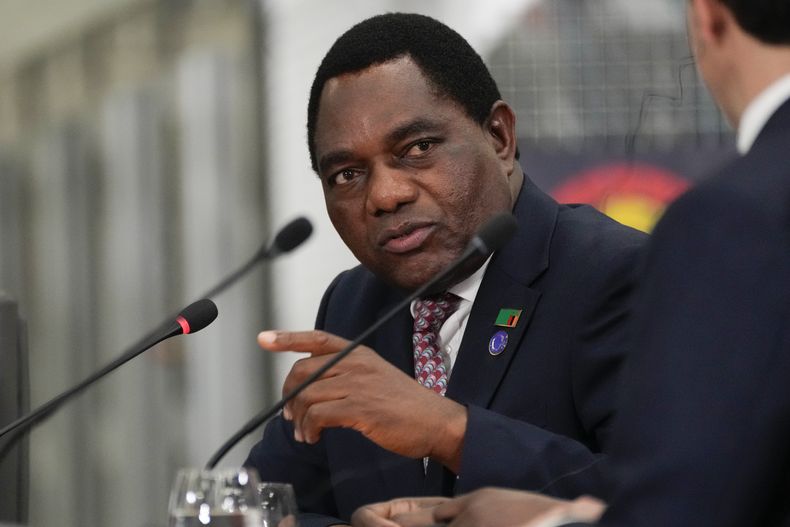 El presidente de Zambia, Hakainde Hichilema, habla durante la Cumbre Transafricana del Corredor de Lobito en la fábrica de procesamiento de alimentos de Carrinho, el miércoles 4 de diciembre de 2024, cerca de Lobito, Angola. (Foto AP/Ben Curtis)