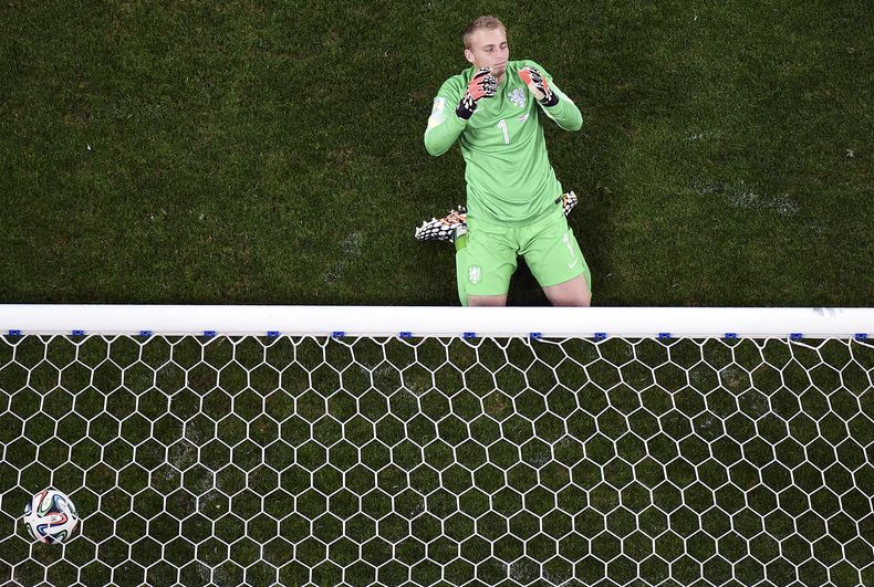El arquero de Holanda, Jasper Cillessen, lementa tras no atajar un penal ante Argentina en las semifinales el mi&eacute;rcoles, 9 de julio de 2014, en Sao Paulo. (AP Photo/Francois Xavier Marit, Pool)