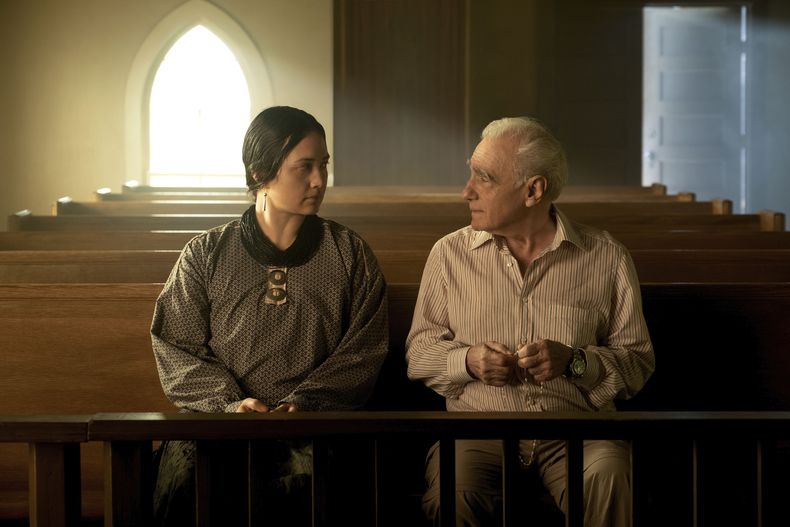 En esta fotografía proporcionada por Apple TV+, Lily Gladstone, izquierda, y el director Martin Scorsese en el set de Killers of the Flower Moon. (Melinda Sue Gordon/Apple TV+ via AP)