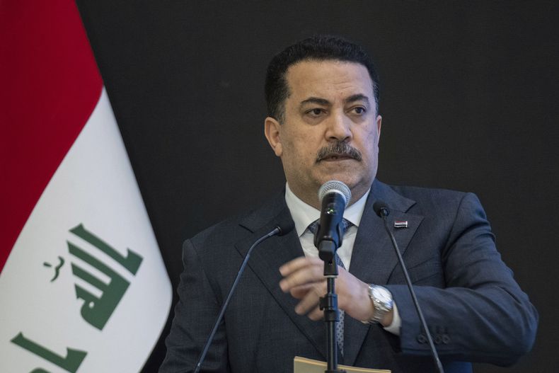 ARCHIVO - El primer ministro de Irak, Mohammed Shia al-Sudani, habla en una conferencia sobre la reforma del sector bancario en el Hotel Babylon, Bagdad, Irak, el 7 de abril de 2025. (AP Foto/Hadi Mizban, Archivo