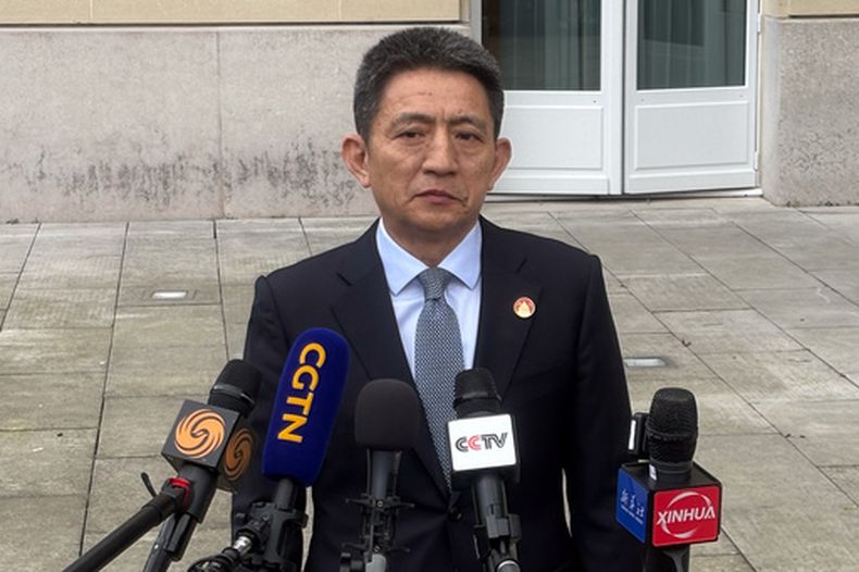 El principal negociador comercial chino, Li Chenggang, ofrece una rueda de prensa en la sede de la Organización para la Cooperación y el Desarrollo Económicos (OCDE), el lunes 16 de marzo de 2026, en París, Francia. (Foto AP/Oleg Cetinic)