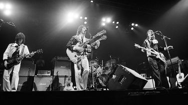ARCHIVO - Paul McCartney y Wings se presentan ante 14.000 asistentes en el Tarrant County Convention Center en un concierto con entradas agotadas en Fort Worth, Texas, el 4 de mayo de 1976. Denny Laine, cantante, compositor y guitarrista británico, fundador de Moody Blues y más tarde compañero de Paul McCartney en Wings, la banda solista del ex Beatle, murió a los 79 años el martes 5, de diciembre de 2023, informó su esposa en redes sociales. (Foto AP/Archivo)