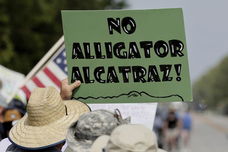 Defensores del medio ambiente y manifestantes en el Aeropuerto de Entrenamiento y Transición de Dade-Collier en el Sendero Tamiami E, Ochopee, Florida, el sábado 28 de junio de 2025, se oponen al Alcatraz de los caimanes que se construye en la instalación. (Mike Stocker /South Florida Sun-Sentinel vía AP)