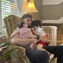 El veterano de marines Adrian Clouatre abraza a su hija de 3 meses, Lyn y a su hijo de casi dos años, Noah, en su casa en Baton Rouge, Luisiana, el martes 17 de junio de 2025. (AP Foto/Stephen Smith)