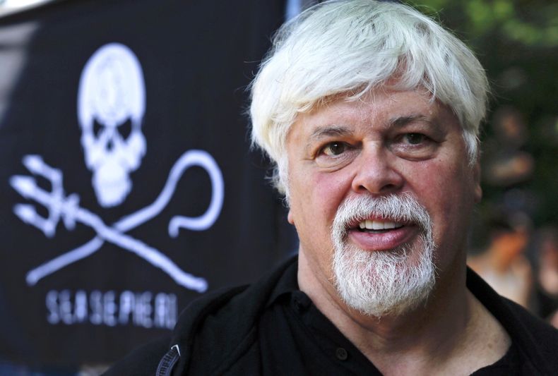 ARCHIVO – En esta foto de archive del 23 de mayo de 2012, Paul Watson, fundador y presidente del grupo ambiental y de defensa de los derechos de los animales Sea Shepherd Conservation participa en una manifestación contra el gobierno costarricense cerca de la residencia presidencial de Alemania, durante una visita de la presidenta de Costa Rica, Laura Chinchilla, en Berlín, Alemania. (AP Foto/Markus Schreiber, Archivo)