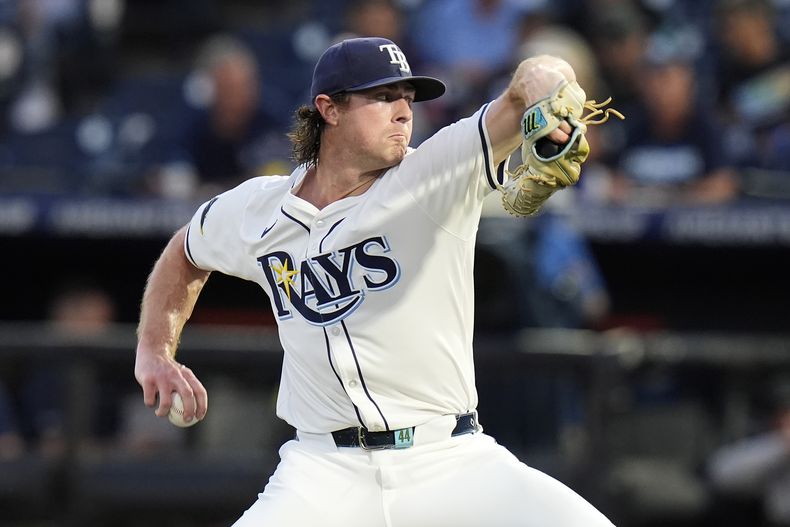 El lanzador de los Rays de Tampa Bay, Ryan Pepiot, lanza a los Guardianes de Cleveland durante la primera entrada de un juego de béisbol el jueves 4 de septiembre de 2025, en Tampa, Fla.. (AP Photo/Chris OMeara)