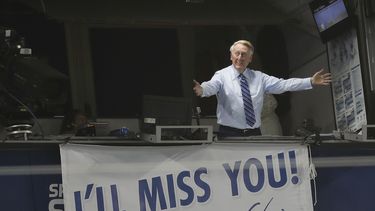 Vin Scully, voz de Dodgers durante 67 años, fallece a los 94