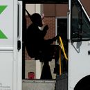 Un camión de FedEx hace repartos en Palatine, Illinois, 13 de setiembre de 2023. Las empresas crearon 336.000 empleos en setiembre, informó el gobierno el viernes 6 de octubre de 2023. (AP Foto/Nam Y. Huh)