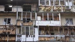 Una residente limpia un apartamento dañado en un edificio de varias plantas tras un ataque de dron ruso en Kiev, Ucrania el domingo 23 de marzo de 2025. (AP Foto/Efrem Lukatsky)
