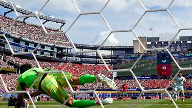 El arquero marroquí Sassine Bounou (1) ataja un penal al delantero francés Kylian Mbappé durante el partido de cuartos de final del Mundial, el jueves 9 de julio de 2026, en Foxborough Massachusetts. (AP Foto/Martin Meissner)