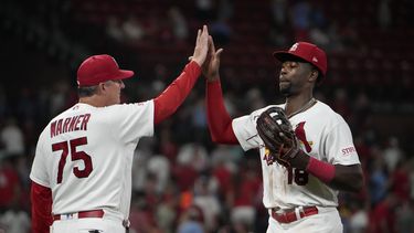 Jordan Walker de los Cardenales de San Luis celebra con el entrenador de tercera base Ron Pop Warner la victoria ante los Marlins de Miami el lunes 17 de julio del 2023. (AP Foto/Jeff Roberson)