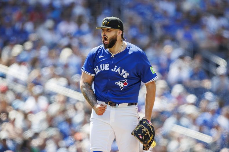 El lanzador Alek Manoah, de los Azulejos de Toronto, reacciona después del último out en la parte alta de la sexta entrada en el juego de béisbol en contra de los Rays de Tampa Bay, el domingo 19 de mayo de 2024, en Toronto. (Cole Burston/The Canadian Press vía AP)