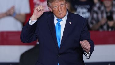 El presidente Donald Trump baila en un mitin de campaña en el Pinnacle Bank Expo Center, el lunes 5 de octubre de 2026, en Grand Island, Nebraska. (AP Foto/Charlie Riedel)