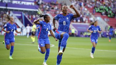 Con 3 goles de Geyoro, Francia vence 5-1 a Italia