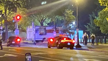 Un camión estrellado contra una barrera de seguridad en un parque frente a la Casa Blanca, Washington, 22 de mayo de 2023. La policía ha arrestado al conductor y lo han acusado de actuar de forma intencional. No hubo heridos. (Benjamin Berger via AP)