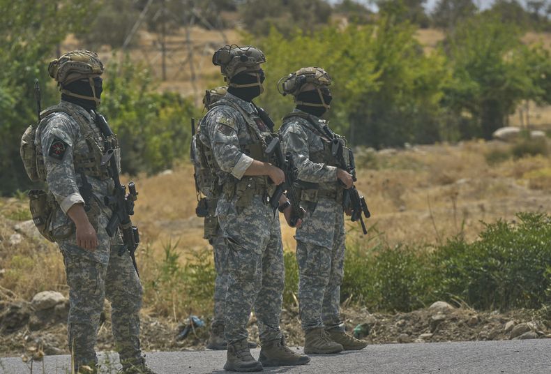 Soldados del gobierno regional kurdo patrullan la zona antes de la ceremonia simbólica de desarme del grupo separatista Partido de los Trabajadores de Kurdistán como parte del proceso de paz con Turquía, el viernes 11 de julio de 2025, en el distrito de Sulaymaniyah, Irak. (AP Foto/Hadi Mizban)