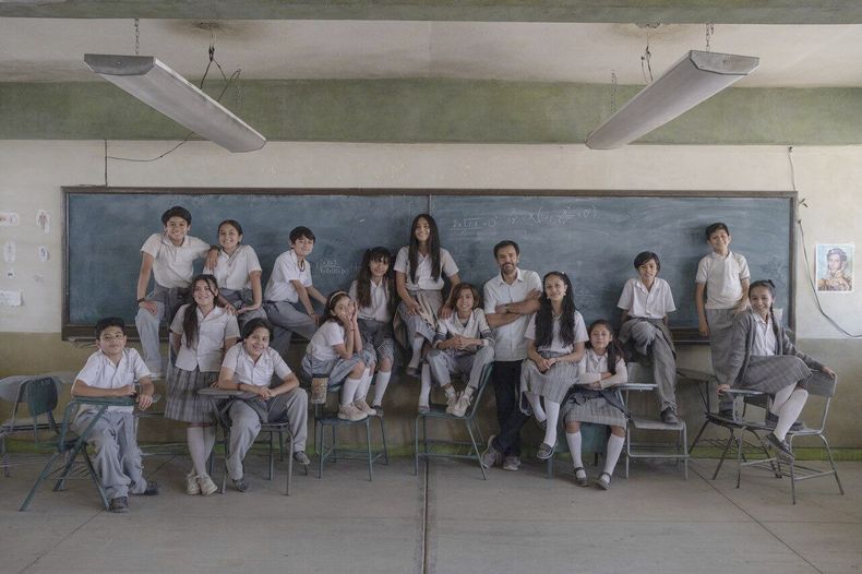 En esta imagen proporcionada por Participant/Pantelion Films, Eugenio Derbez, de pie al centro, con el elenco de Radical. (Participant/Pantelion vía AP)