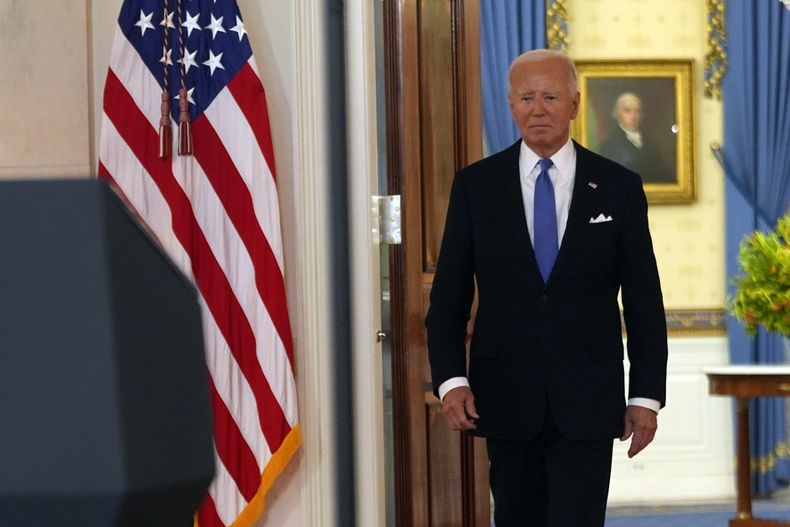 El presidente Joe Biden llega para hablar en el Cross Hall de la Casa Blanca, el lunes 1 de julio de 2024, en Washington. (AP Foto/Jacquelyn Martin)