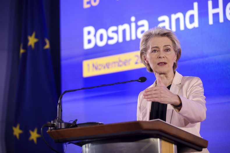 La presidenta de la Comisión Europea Ursula von der Leyen en Sarajevo, Bosnia, el 1 de noviembre de 2023. (Foto AP/Armin Durgut)