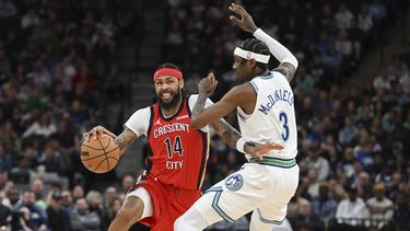 Brandon Ingram, de los Pelicans de Nueva Orleáns, elude a Jaden McDaniels, de los Timberwolves de Minnesota, en el encuentro del miércoles 3 de enero de 2024 (AP Foto/Craig Lassig)
