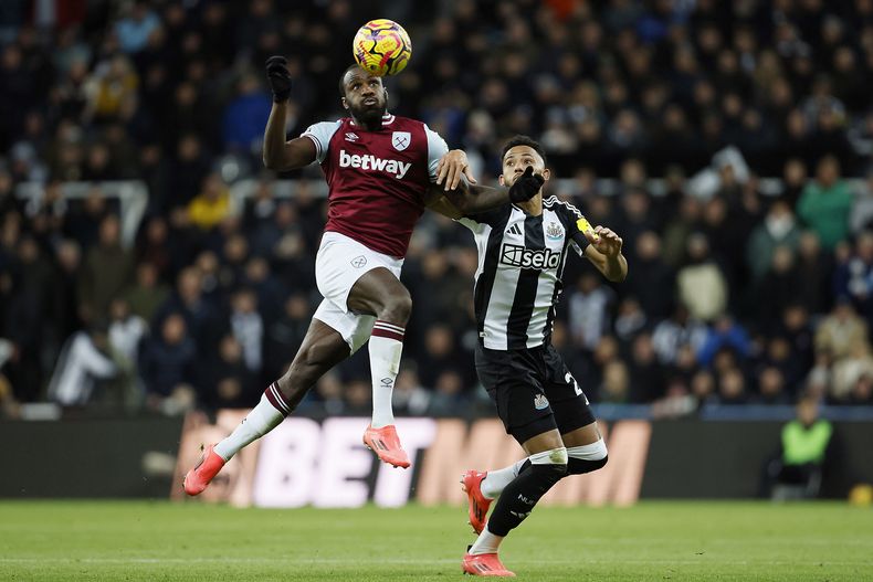 Michail Antonio (izquierda) de West Ham y Lloyd Kelly de Newcastle pugnan el balón en el partido de la Liga Premier, el lunes 25 de noviembre de 2024. (Richard Sellers/PA vía AP)