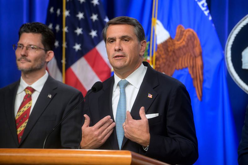 El entonces secretario de Justicia interino Todd Blanche, derecha, es acompañado por el subsecretario adjunto de la Oficina de Asuntos Internacionales de Narcóticos y Aplicación de la Ley del Departamento de Estado, el embajador Michael C. Gonzales, izquierda, durante una conferencia de prensa en el Departamento de Justicia, el miércoles 5 de agosto de 2026, en Washington. (Foto AP/Rod Lamkey, Jr.)