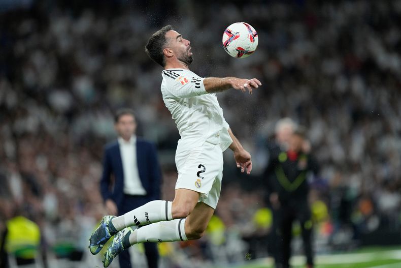 Dani Carvajal del Real Madrid controla el balón durante el partido contra Villarreal en la Liga española, el 5 de octubre de 2024. (AP Foto/Bernat Armangue)