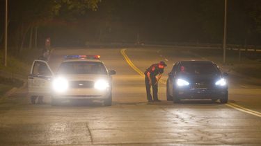 americateve | Un polic&iacute;a examina un veh&iacute;culo en el centro de detenci&oacute;n Orsainville cerca de la ciudad de Quebec, Canad&aacute;, el s&aacute;bado 7 de junio de 2014, luego de que tres reos escaparon de la prisi&oacute;n con ayuda de un helic&oacute;