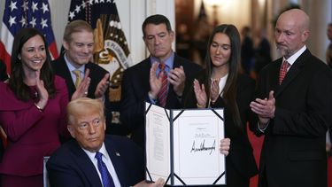 El presidente estadounidense Donald Trump sostiene un documento luego de promulgar la Ley Laken Riley durante un evento en la Sala Este de la Casa Blanca, en Washington, el miércoles 29 de enero de 2025. (AP Foto/Evan Vucci)
