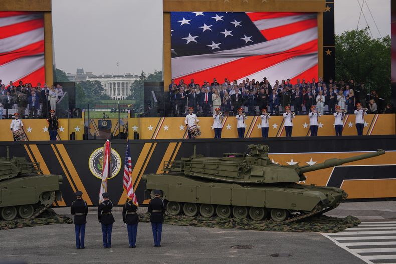El Himno Nacional de Estados Unidos suena mientras el presidente Donald Trump asiste al desfile militar para conmemorar el 250 aniversario del Ejército, que coincide con su 79no cumpleaños, el sábado 14 de junio de 2025, en Washington. (AP Foto/Julia Demaree Nikhinson)