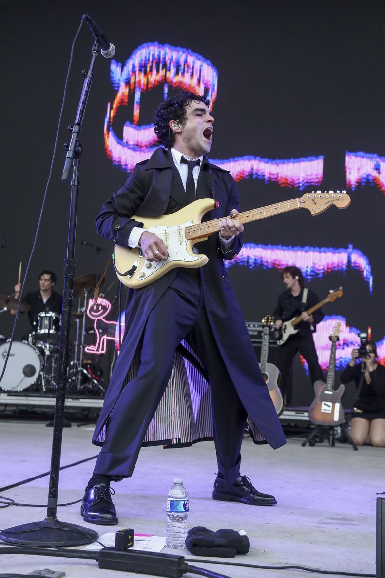 El cantautor Samuel Holden Jaffe, conocido como Del Water Gap, actúa durante el festival de música All Things Go el sábado 28 de septiembre de 2024 en el Forest Hills Stadium en Forest Hills, Nueva York. (Foto Andy Kropa/Invision/AP)