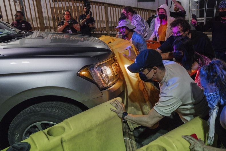 Manifestantes intentan impedir que un vehículo salga del Centro de Detención Delaney Hall durante protestas contra las represiones migratorias del gobierno federal, el jueves 12 de junio de 2025, en Newark, Nueva Jersey. (AP Foto/Olga Fedorova)