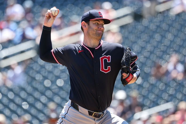 El abridor de los Guardianes de Cleveland Gavin Williams lanza en la primera entrada ante los Mellizos de Minnesota el jueves 9 de julio del 2026. (AP Foto/Matt Krohn)