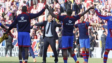 americateve | El t&eacute;cnico del Levante Joaqu&iacute;n Caparr&oacute;s celebra con los jugadores la victoria 2-0 ante el Atl&eacute;tico de Madrid en la liga espa&ntilde;ola el domingo 4 de mayo de 2014. (AP Foto/Alberto Saiz)