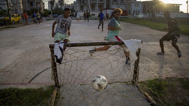 EEUU limita remesas familiares a Cuba